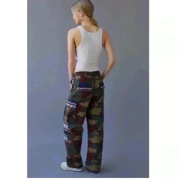 Urban outfitters cargo camo moutainer pant size 2 - Picture 3 of 6